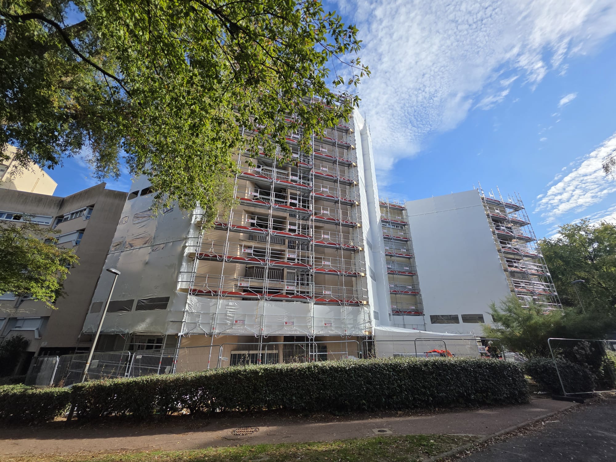 Échafaudage avec habillage bâches pour désamiantage et isolation — Champs-sur-Marne