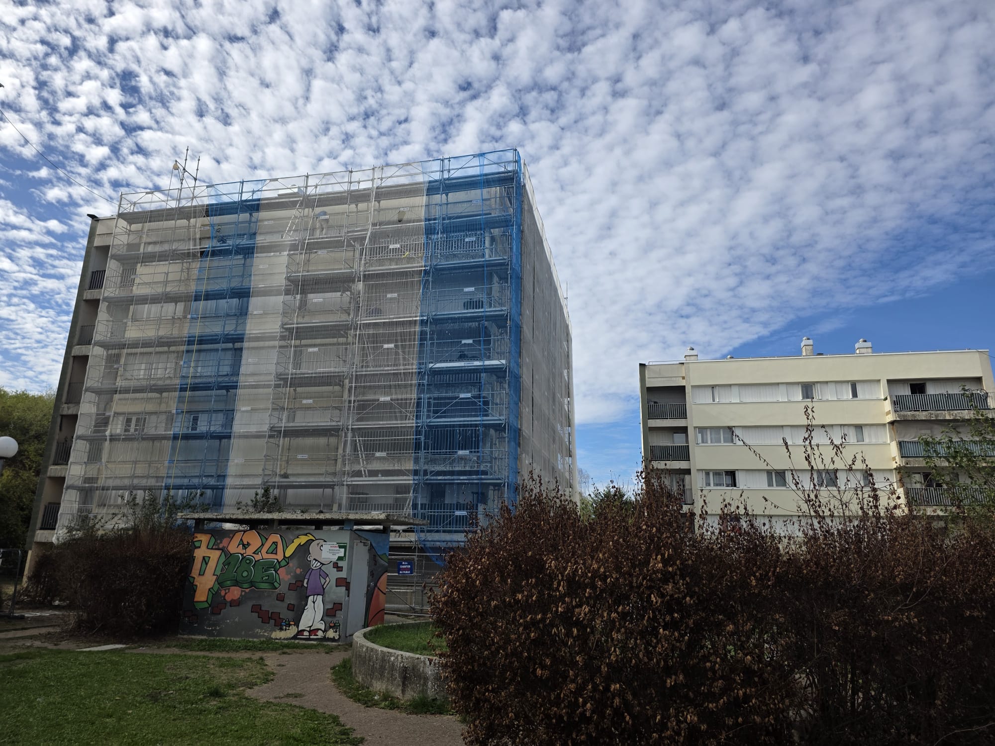 Ensemble de bâtiments en résidence collective avec échafaudages de façade