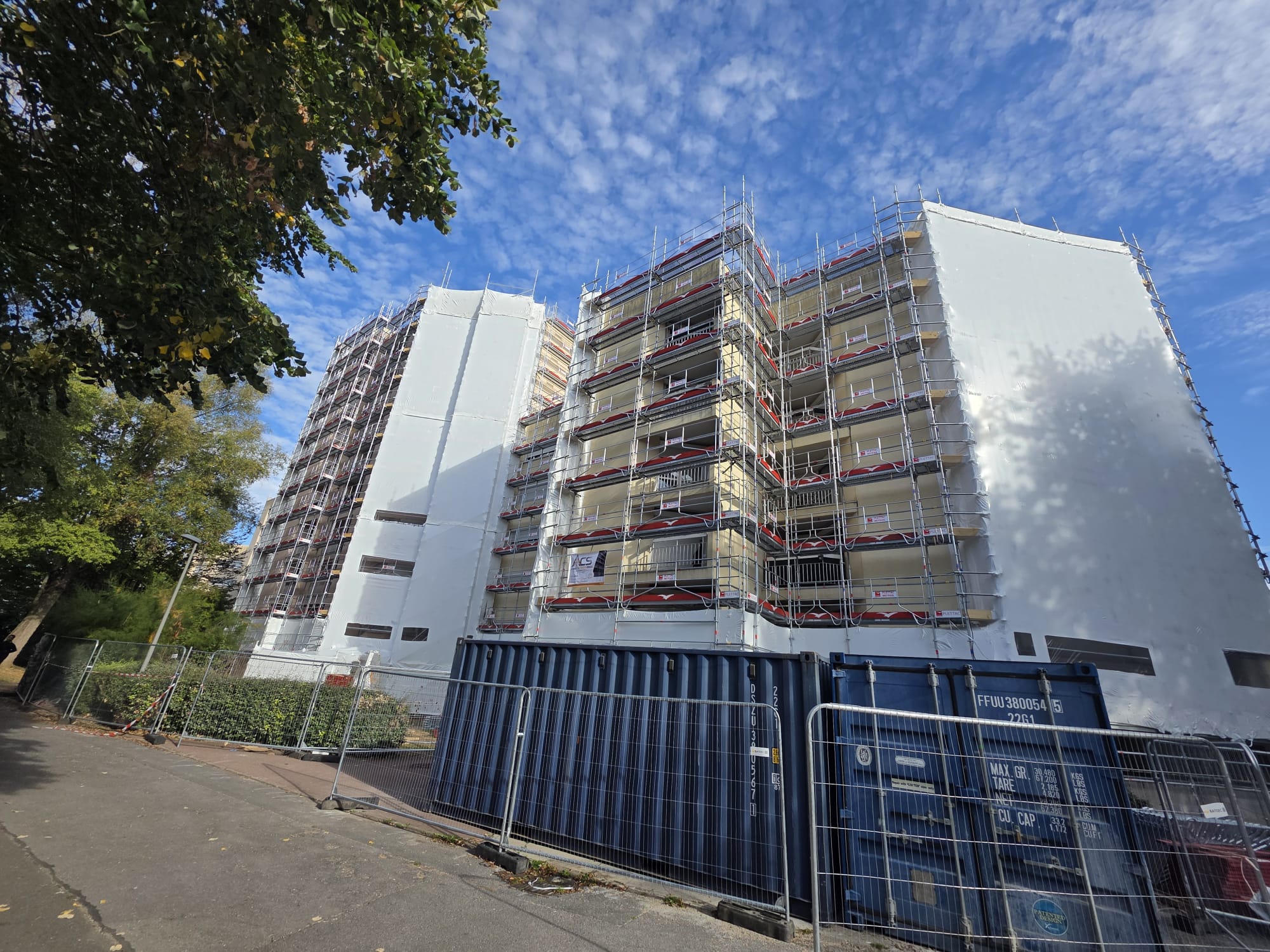 Vue d'angle de l'échafaudage de chantier à Champs-sur-Marne pour EBPS